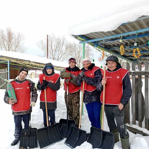 Волонтёрская акция:уборка территории от снега