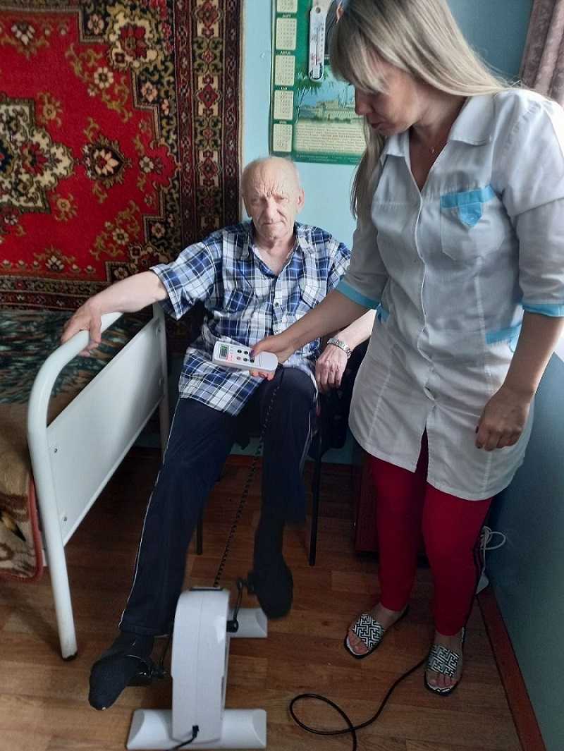 В пожилом возрасте особенно важно при помощи гимнастики улучшать работу высших отделов нервной системы, бороться с возрастной атрофией и ослаблением мало работающих в обычных условиях мышц, помогать движению крови и лимфы, улучшать дыхание и обмен веществ