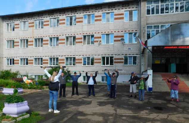 Сегодня хорошее летнее утро без дождя, и у нас прошло занятие по ЛФК на свежем воздухе.  Физкультура на воздухе способствует расширению сердечно-сосудистой и дыхательной систем, благотворно действует на нервные клетки и является общеукрепляющим средством 