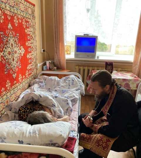 1 ноября наш Дом-интернат посетил священник отец Гавриил. Он провел беседы и причастил проживающих.