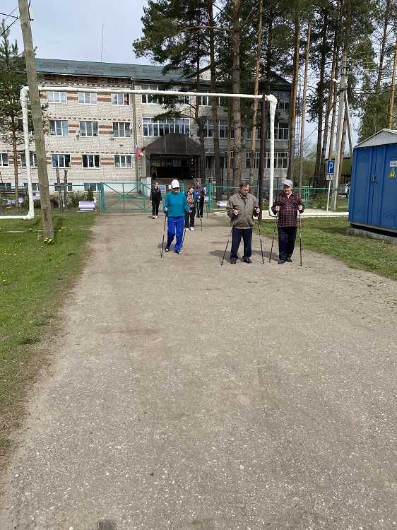 Наступила хорошая погода и проживающие продолжили свои занятия скандинавской ходьбой. 