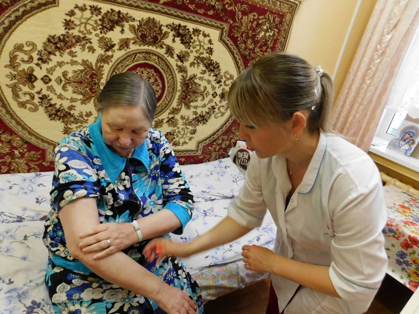 18 июля прошли индивидуальные занятия по программе ЛФК. Медицинская сестра по массажу продолжила обучение проживающих простейшим приемам самомассажа.