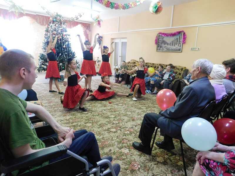 13 декабря к нам в гости с концертом «Дари любовь,» пришли обучающиеся творческих объединений «Центра внешкольной работы «Перспектива». 