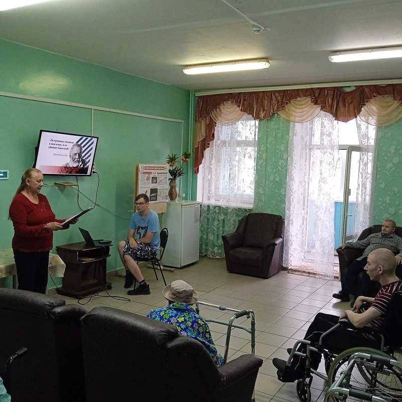 Работники поселковой библиотеки провели для проживающих литературно-музыкальную композицию «Юбилейное ожерелье», посвященную 125-летию Э. Хемингуэю